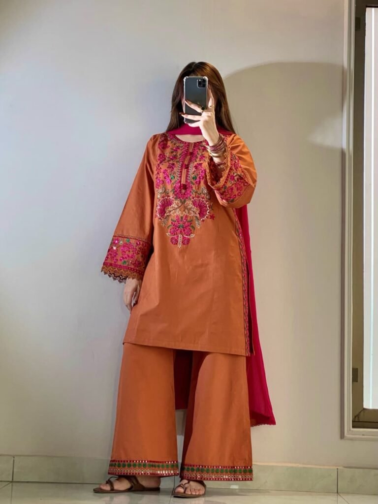 Brighten up your ethnic wardrobe with this Cotton 𝟑𝐩𝐜𝐬 𝐬𝐮𝐢t